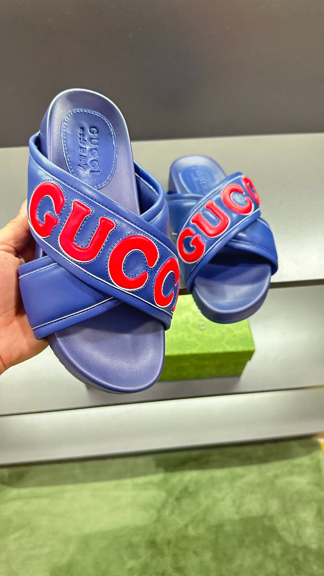 [G Family Couple Style] P: 320💰Female size 36~40 Men's size 39~45, (46. Custom-made GG slippers for men and women. This slipper is made of GG polyester fiber and is decorated with a Gucci label on the front, which adds a striking logo feel to the style. Beige GG recycled polyester fiber, same size for men and women, leather trim
